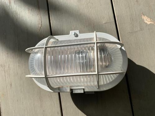 Legrand lampe plafonnier grillagée protégée, pour cave, Maison & Meubles, Lampes | Plafonniers, Neuf, Verre, Synthétique