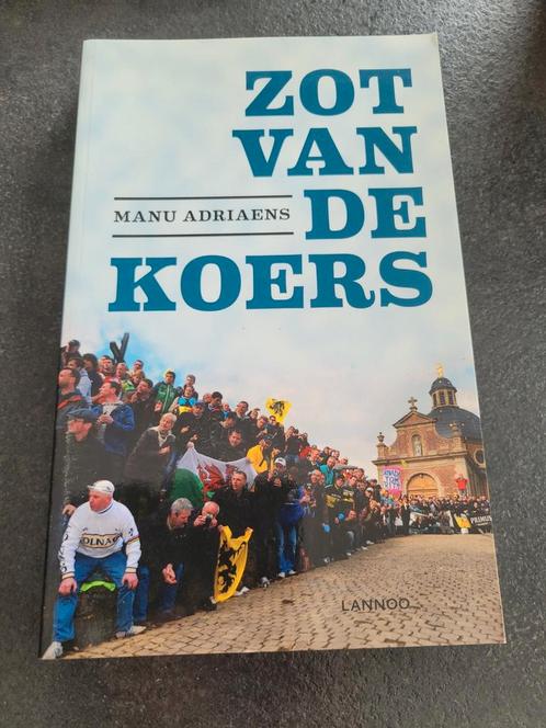 NIEUW - Manu Adriaens - Zot van de koers, Boeken, Vervoer en Transport, Nieuw, Ophalen of Verzenden
