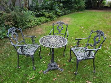 Antieke gietijzeren bistro tuinset: tafel met 3 stoelen beschikbaar voor biedingen