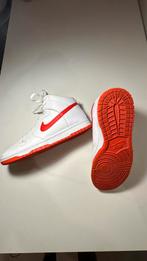 Nike dunk high, blanche et rouge, taille 43, Kleding | Heren, Schoenen, Nike, Ophalen of Verzenden, Zo goed als nieuw, Sneakers