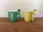 2 tasses à café (vert et jaune), Tasse(s) et/ou soucoupe(s), Autres styles, Enlèvement ou Envoi, Porcelaine