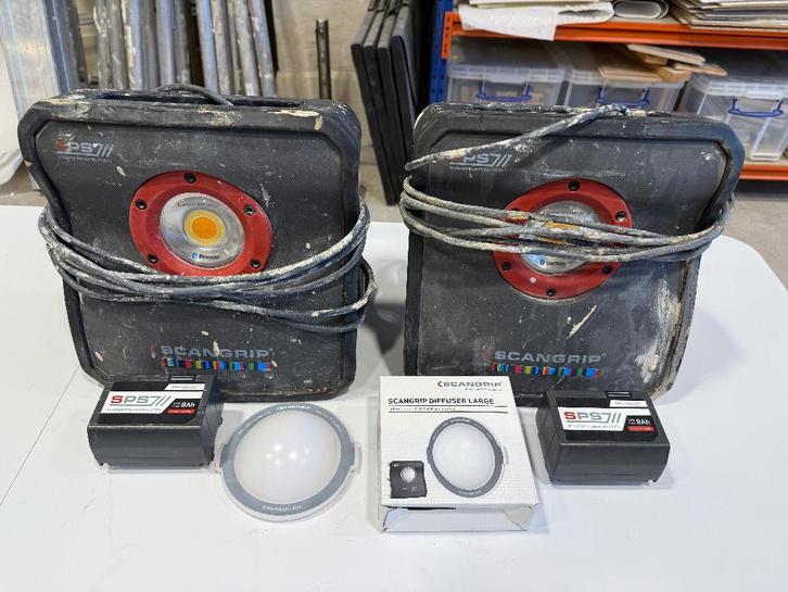 Scangrip MULTIMATCH 8 SPS set (2x) + 12V 8Ah accu, Bricolage & Construction, Éclairage de chantier, Utilisé, Lampe, Enlèvement