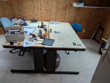 bureau (2x) beschikbaar voor biedingen