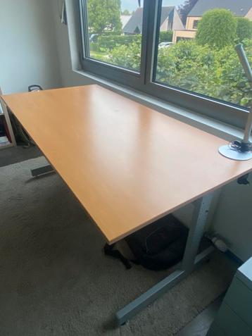 Bureau IKEA beschikbaar voor biedingen