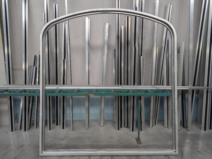 Aluminium raam (gebogen - korfboog) - 2350x2404 - RAL keuze, Doe-het-zelf en Bouw, Raamkozijnen en Schuifdeuren, Nieuw, Raamkozijn