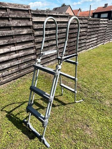 Echelle de piscine beschikbaar voor biedingen