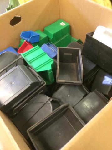 Gebruikte plastic opbergdoosjes stapelbaar beschikbaar voor biedingen
