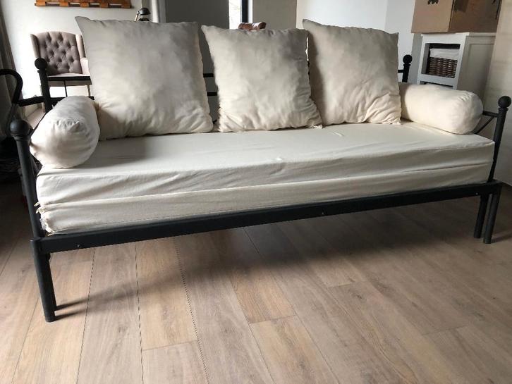 Decoratief en functioneel zetelbed, Huis en Inrichting, Slaapkamer | Slaapbanken, Zwart, Ophalen