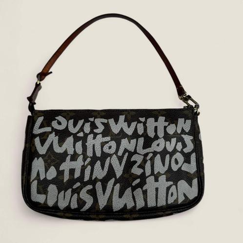 Louis Vuitton Graffiti Pochette Accessoires, Handtassen en Accessoires, Tassen | Damestassen, Gebruikt, Handtas, Bruin, Ophalen of Verzenden