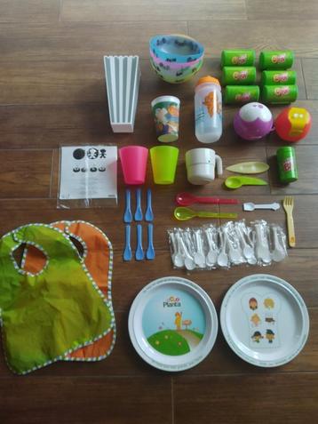 Set van plastic kinderservies & toebehoren: bekers, fruitbox beschikbaar voor biedingen