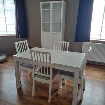 Ikea tafel + 4 stoelen beschikbaar voor biedingen