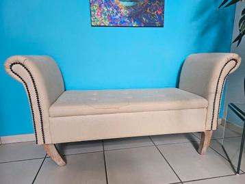 Beige stoffen bank beschikbaar voor biedingen