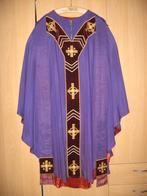 Paars kazuifel met stola en kelkvelum, Antiek en Kunst, Antiek | Religieuze voorwerpen, Ophalen of Verzenden
