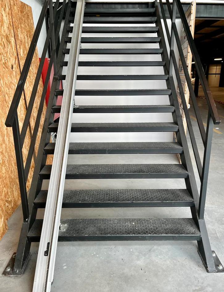 Trap bedrijfstrap staal zwart 4,5 M 1.60 M, Doe-het-zelf en Bouw, Ladders en Trappen, Zo goed als nieuw, Trap, 4 meter of meer