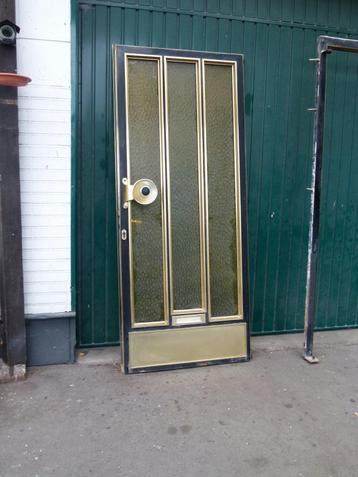 vintage huisdeur 1962 met kader messing glas beschikbaar voor biedingen