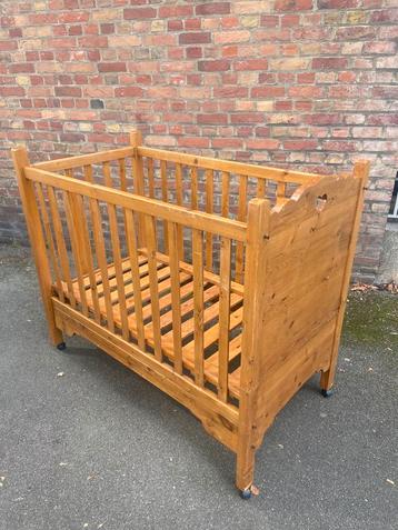 Stevig houten kinderbed beschikbaar voor biedingen