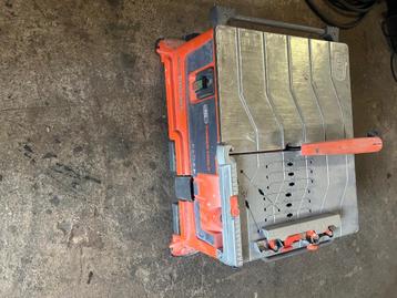 Tegelzaag machine IQ 228 Cyclone met stofzuiger beschikbaar voor biedingen