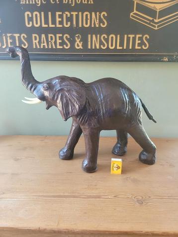 Grote bruine leren olifant beschikbaar voor biedingen