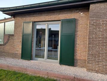 Pvc/houten raamluiken in perfecte staat  beschikbaar voor biedingen