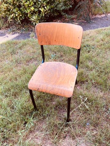 Vintage houten schoolstoelen en stapelstoelen beschikbaar voor biedingen