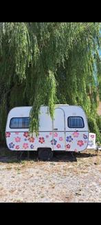 Fleurige retro caravan De Reu, Caravanes & Camping, Caravanes, Particulier, Jusqu'à 3, 500 - 750 kg