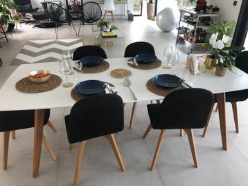 Scandinavische Eettafel met 6 Stoelen beschikbaar voor biedingen