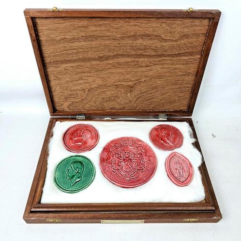 Faience medals depicting Leopold I & Leopold II, Antiek en Kunst, Curiosa en Brocante, Ophalen of Verzenden