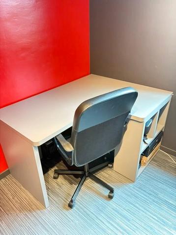 Antracietgrijs bureau met locker. Van juniorama. i beschikbaar voor biedingen
