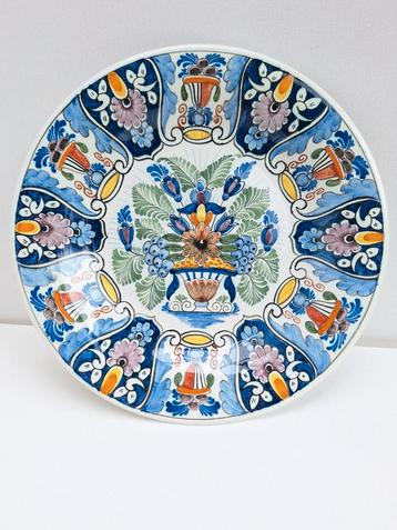 Assiette murale en porcelaine polychrome Old Delft