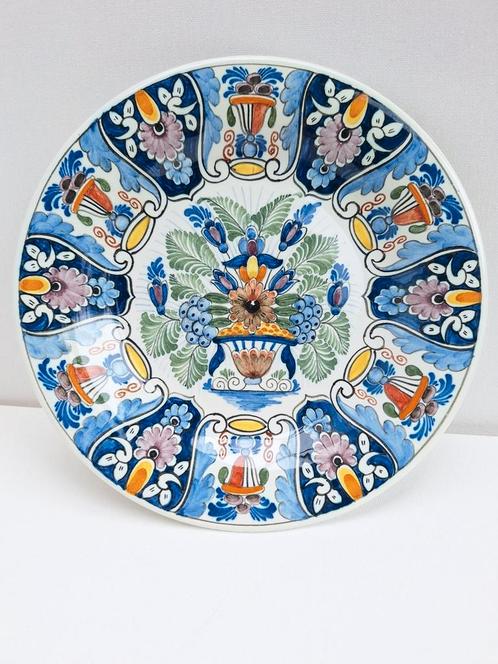 Assiette murale en porcelaine polychrome Old Delft, Antiquités & Art, Antiquités | Assiettes décoratives & Carrelages, Enlèvement ou Envoi