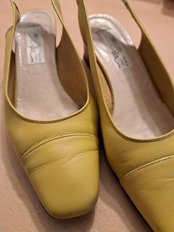 Schoen voor dames beschikbaar voor biedingen