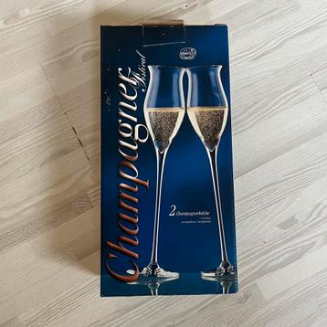 2 lange champagneglazen — nieuw (nooit gebruikt) beschikbaar voor biedingen