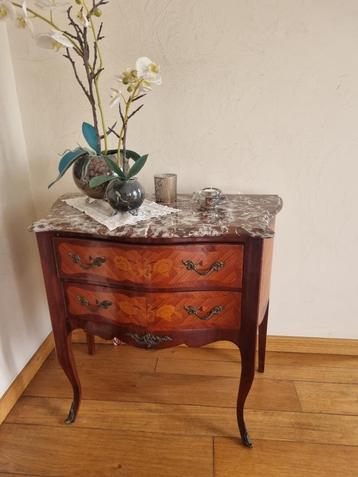 Elegante Antieke Kastje met Marmerblad beschikbaar voor biedingen