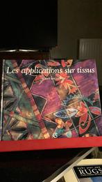 Applications sur les tissus - Juliet Bawden, Livres, Comme neuf, Enlèvement ou Envoi, Broderie ou Couture