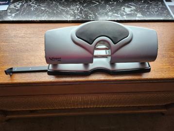 perforatrice 4 trous beschikbaar voor biedingen