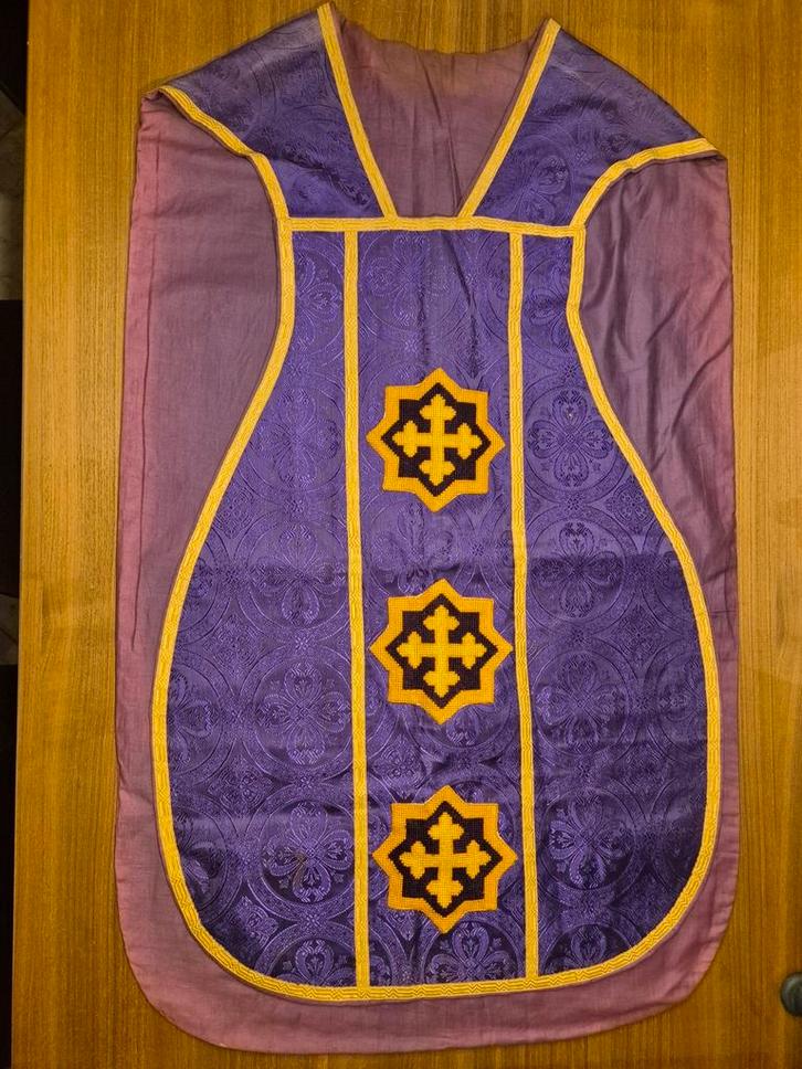 Antieke paarse kazuifel – kerkelijk textiel ca. 1920–1950, Antiek en Kunst, Antiek | Kleding en Textiel, Ophalen
