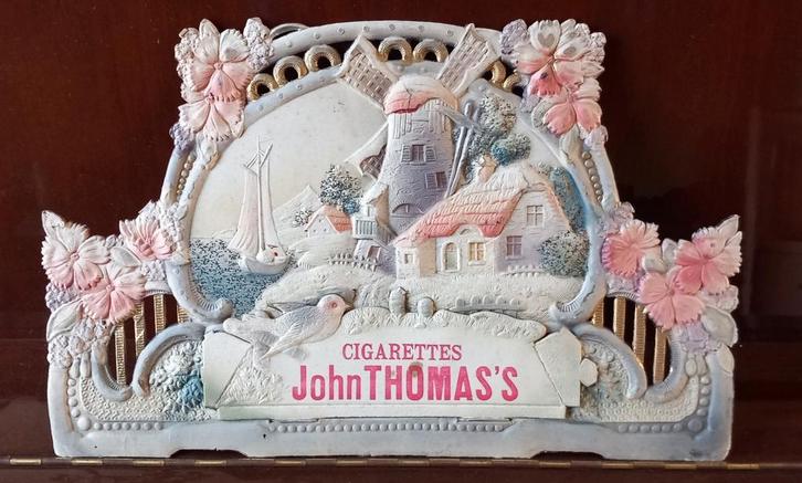 Vintage reclamepapier met reliëf van John Thomas Cigarettes, Verzamelen, Merken en Reclamevoorwerpen, Gebruikt, Ophalen of Verzenden