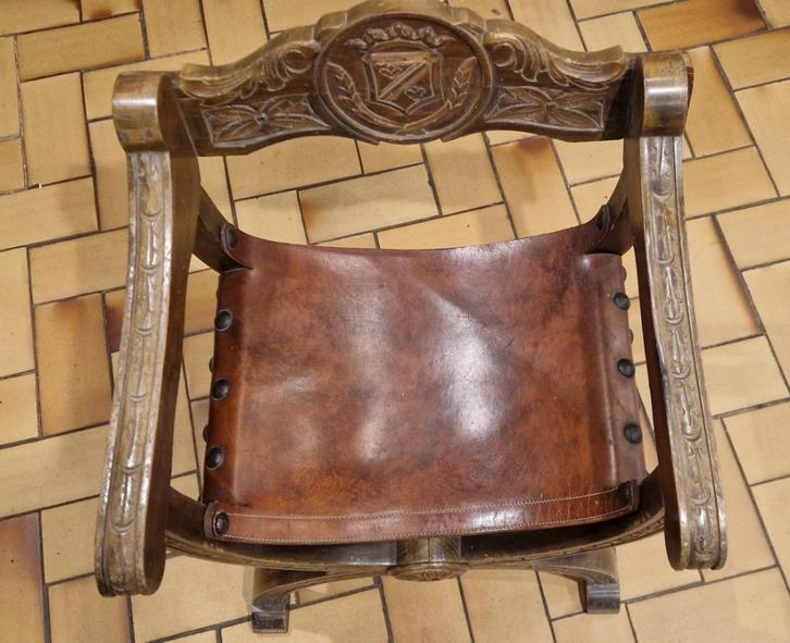 Fauteuil de style Renaissance en bois massif et cuir sculpté, Antiek en Kunst, Antiek | Meubels | Stoelen en Sofa's, Ophalen