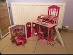 Barbiehuis met 2 poppen en meubels, Poppenhuis, Zo goed als nieuw, Ophalen