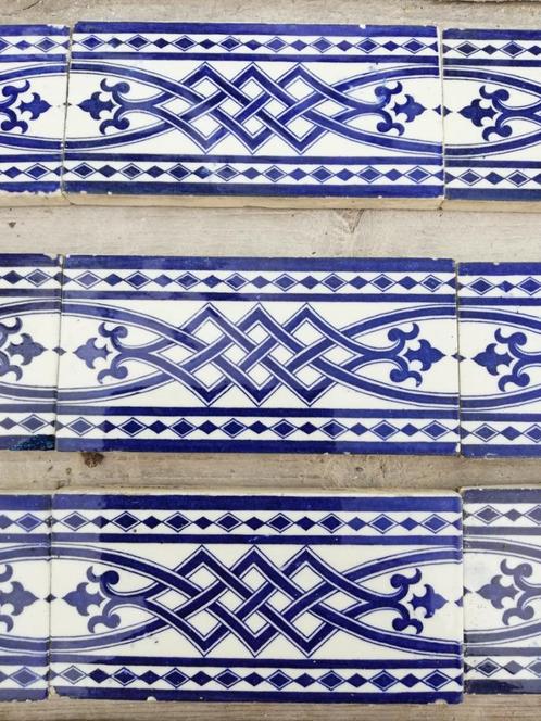 37 antieke randtegels diep paarsblauw decor V&B +snijwerk, Antiek en Kunst, Antiek | Wandborden en Tegels, Ophalen