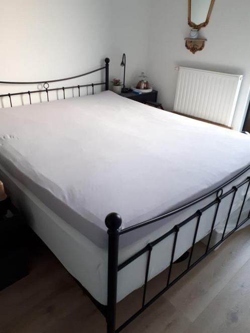 Bed met matras en topper, Huis en Inrichting, Slaapkamer | Bedden, Nieuw, 160 cm, 200 cm, Metaal, Zwart, Ophalen