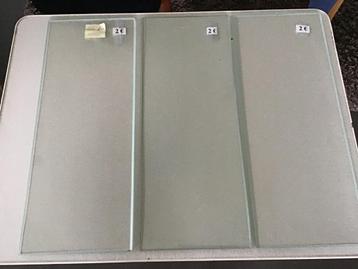 3 glazen legborden van 56 cm op 22 cm en vele andere beschikbaar voor biedingen