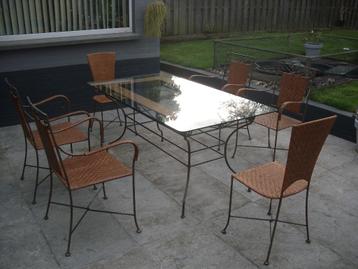 Kleine tuintafel met stoelen beschikbaar voor biedingen