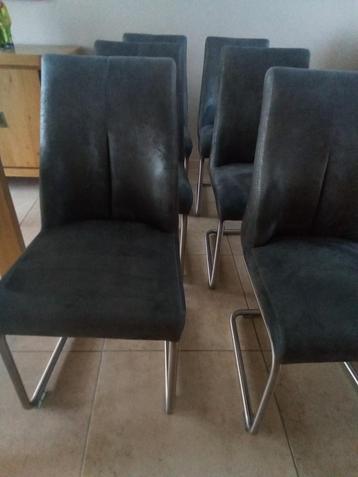 6 stevige stoelen eetkamer beschikbaar voor biedingen