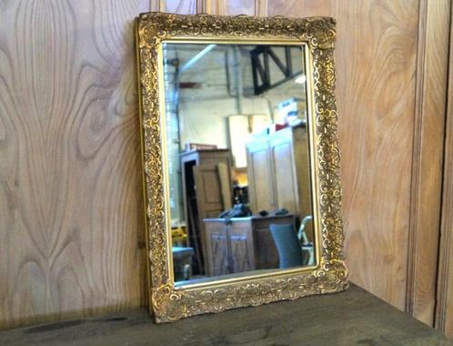 Oude spiegel met dikke gesculteerde kader 57 x 42, Antiek en Kunst, Antiek | Spiegels, Rechthoekig, Ophalen of Verzenden