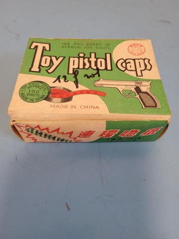 oude doos met primers voor vintage kinderspeelgoedgeweer