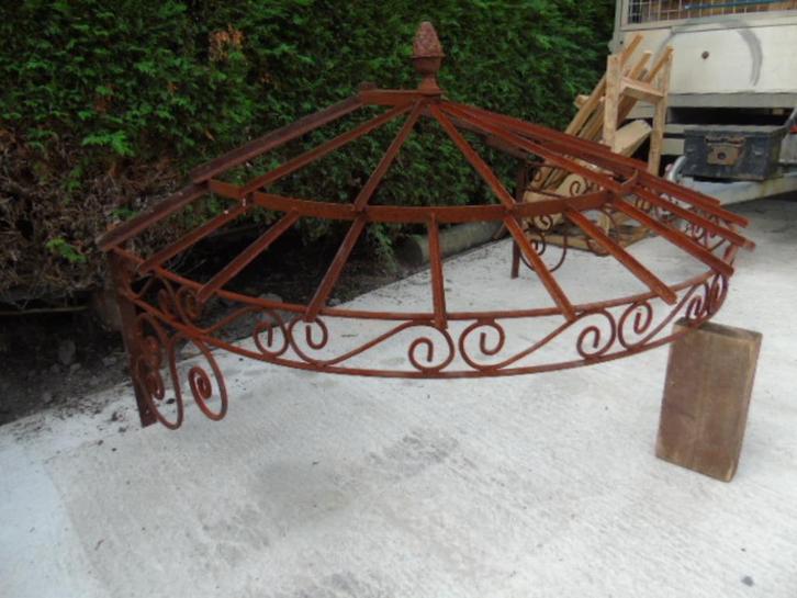 Roestig gepatineerd smeedijzeren baldakijn met halve maan, Tuin en Terras, Tuinmeubel-accessoires, Nieuw, Ophalen