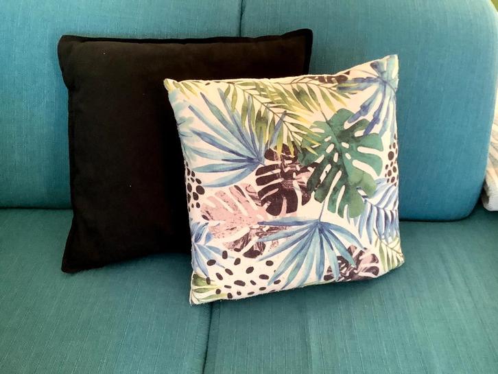 2 zwarte kussens en 3 kussens met plantenprint 40x40cm, Huis en Inrichting, Woonaccessoires | Kussens, Zo goed als nieuw, Beige