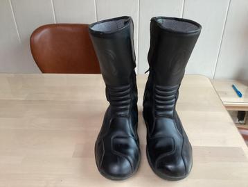 Zwarte (motor)laarzen beschikbaar voor biedingen
