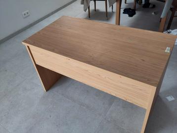 Bureau in grenenhout  beschikbaar voor biedingen